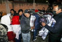 Entregan autoridades cobijas a familias en Santa Matilde