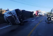 Volcadura de tráiler en puente de Paso de Mata