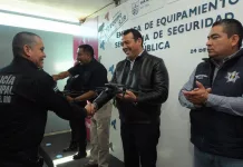 Entrega Roberto Cabrera equipo y uniformes a personal de seguridad