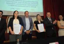 Roberto Cabrera atestigua firma de convenio entre IMM y Colegio de Abogados Litigantes
