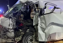 Se impacta contra muro de puente peatonal en San Nicolás