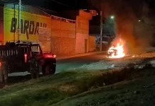Queda calcinado vehículo tras falla mecánica