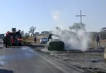 Vehículo queda calcinado en la carretera 57