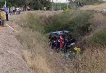 Aparatosa volcadura deja cuatro personas lesionadas, dos de gravedad