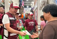 Ricardo Astudillo recorre mercado Juárez, entrega propuestas