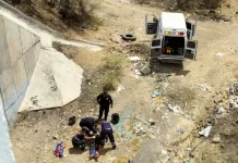 Sale volando y cae abajo de puente vehícular, viajaba a bordo de una motocicleta