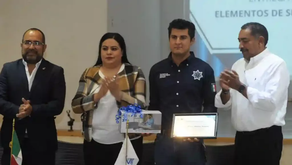 Los elementos que recibieron el reconocimiento son Jacob Martin Álvarez Ramírez, Aleyda Ortiz Hernández y Miriam Elizondo Hernández.