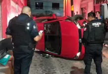 Volcadura deja daños en una vivienda