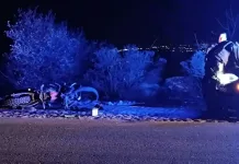 Motociclistas salen lesionados al ser impactados por un vehículo