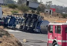 Volcadura de pipa con productos químicos, miviliza a cuerpos de emergencia