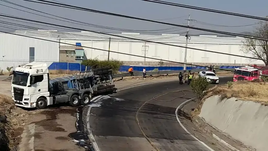 La volcadura se registró en el kilómetro 152 en la intercesión con la carretera Palmillas-Huichapan