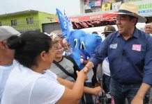 Roberto Cabrera escucha a habitantes de Paso de Mata durante caminata