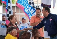 Roberto Cabrera festeja a las madres en la colonia Fátima