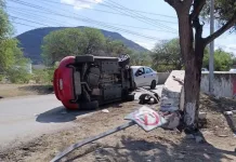 Pierde el control y vuelca vehículo en Puente de Solares