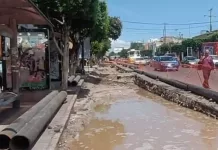 Fuga de agua deja sin servicio a varias zonas del centro de San Juan del Río