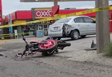Muere motociclista al impactarse en un vehículo