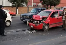 Se impacta contra camión, solo pérdidas materiales