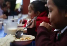 Reciben desayunos en caliente estudiantes de Pinal de Amoles