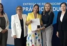 Galardonan a docentes por prácticas educativas exitosas
