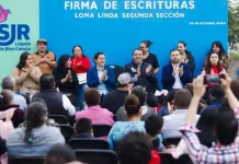 Roberto Cabrera brinda certeza jurídica a familias de Loma Linda con la firma de más de 130 escrituras