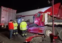 Brutal choque entre tráilers deja cuantiosas perdidas materiales en la 57