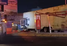 Fuerte choque entre dos camiones uno de personal y uno de mudanzas en Paseo Central