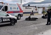 Estudiantes se impactan contra vehículo, conducían motocicleta sin medidas de seguridad