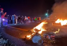 Manifestantes cierran autopista 57, piden elecciones democráticas para elegir a autoridades auxiliares
