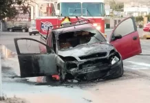 Camioneta queda calcinada tras incendiarse en Av. Juárez