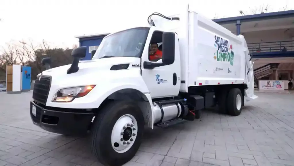 La Secretaría de Servicios Públicos Municipales recibió cinco camiones para la recolección de basura, unidades que mejoraran el servicio de limpieza.