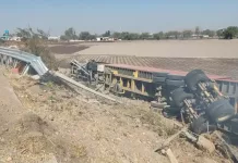 Chófer de tráiler pierde la vida al volcar su unidad en la 57