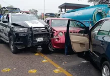 Patrulla embiste a camioneta tras movilización policíaca