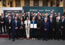 Gobierno federal firma convenio con empresarios para mantener precio de la gasolina en 24 pesos