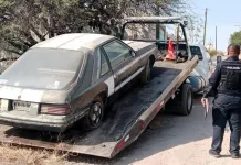 Retiran 11 vehículos abandonados en vía pública