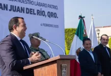 Roberto Cabrera encabeza honores a la Bandera en la Plaza Independencia
