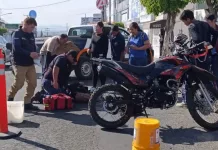 Mujer motociclista es atropellada, responsable se da a fuga