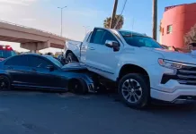 Aparatoso choque deja cuantiosos daños materiales