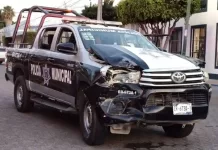 Patrulla choca al detener una motocicleta robada