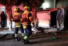 Taxivan arrastra vehículos quedando uno de ellos volcado en Las Águilas