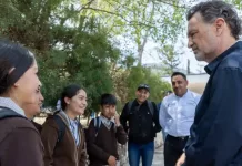 Equipa Gobernador con computadoras a estudiantes de Landa de Matamoros