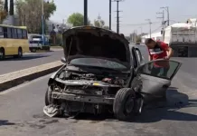 Conductora pierde el control y se va contra camellón vial