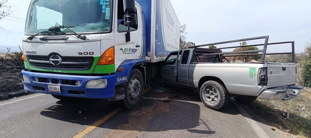 El aparatoso accidente se registró en la carretera 122 , dónde un incendio de pastizal provocó una nube de humo dejando a los automovilistas sin visibilidad.
