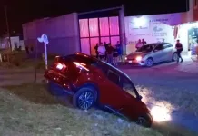 Vehículo cae a canal, conducía una mujer de la tercera edad