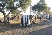 Vuelca combi de transporte público en Tequisquiapan