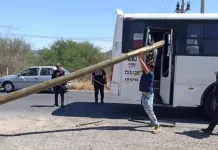 Unidad de transporte público se impacta con poste de luz, hay varios lesionados