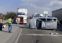 Camioneta queda volcada en la carretera federal 57; conductor sale ileso