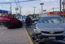 Se registra volcadura de vehículo en Boulevard Hidalgo
