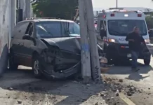 Conductor colisiona contra dos postes de alumbrado público