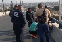 Policías salvan la vida de una mujer que intentó saltar de un puente