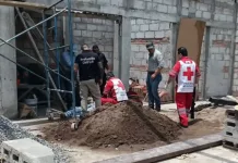 Masculino cae de andamio en una obra de construcción